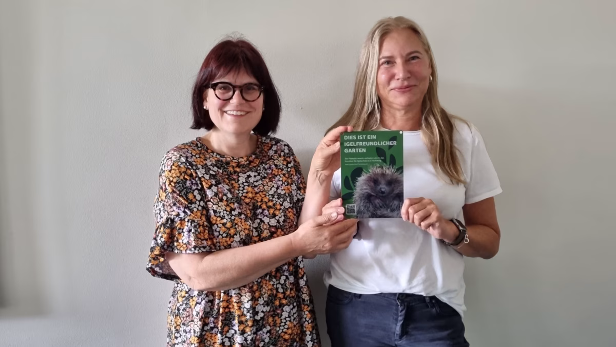 Sandra Käding (rechts) erhält die erste Plakette „Igelfreundlicher Garten“.